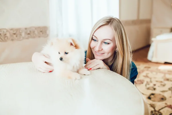 Köpeğini güzel bir iç güzel sarışın kadınla — Stok fotoğraf