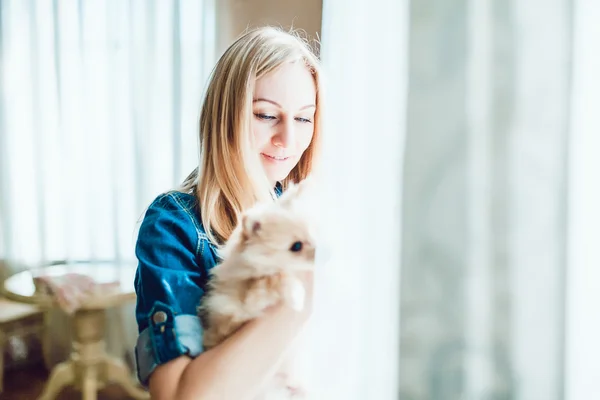 Belle femme blonde avec son chien dans un bel intérieur — Photo