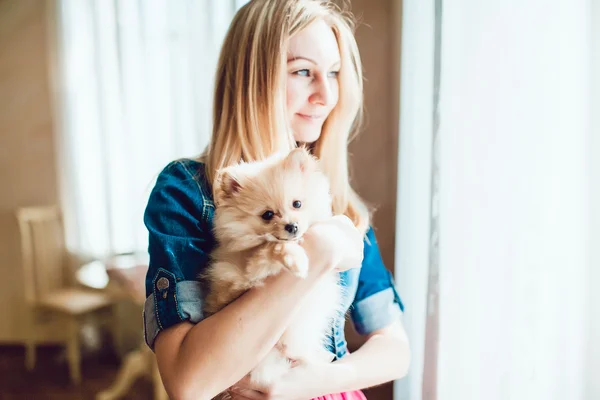 Belle femme blonde avec son chien dans un bel intérieur — Photo