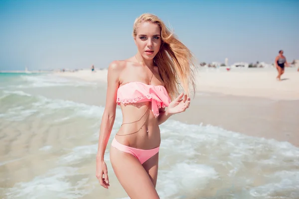 Vacker blondin på stranden — Stockfoto