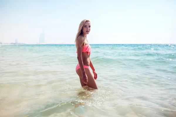 Piękna blondynka na plaży — Zdjęcie stockowe