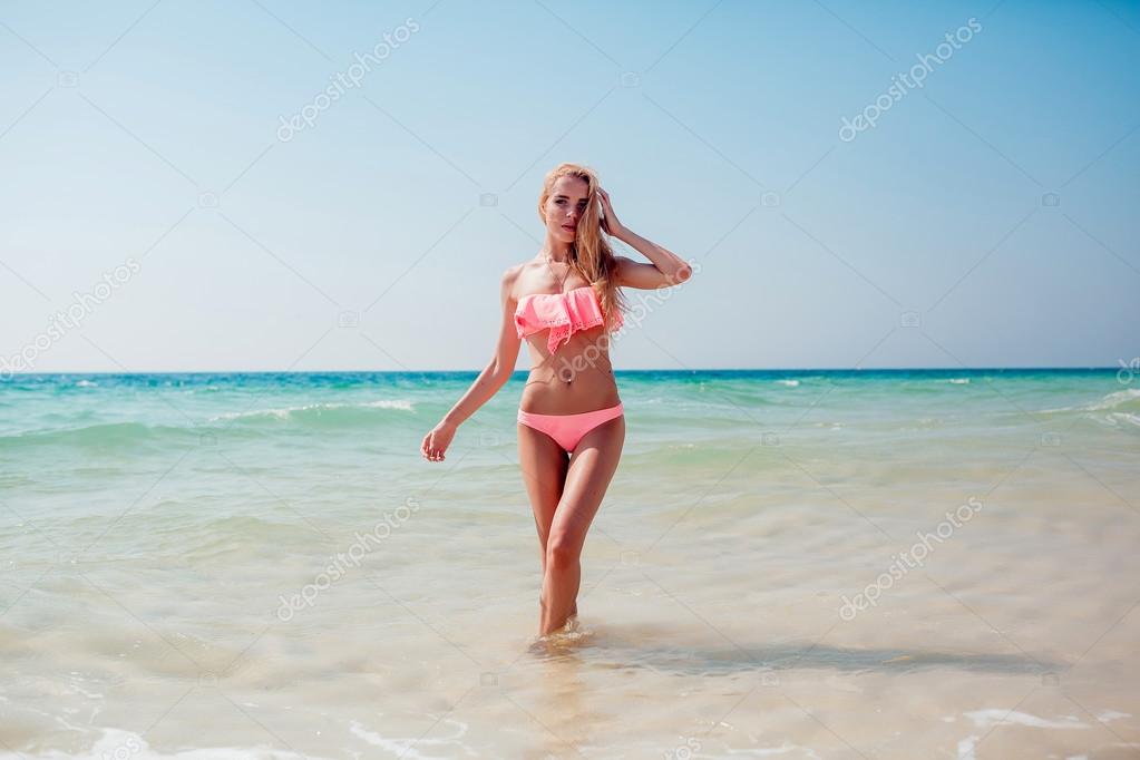 De blondine op het strand