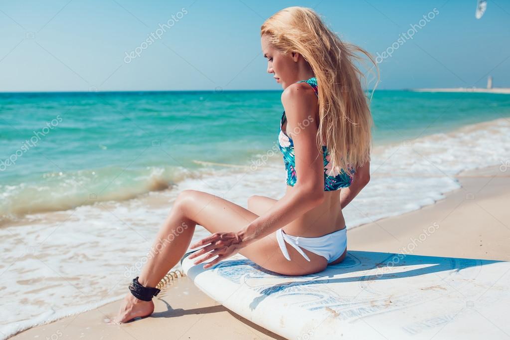 De blondine op het strand