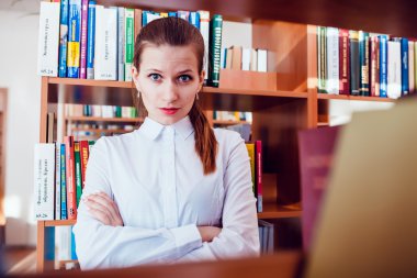 Kütüphanede kitap kızla