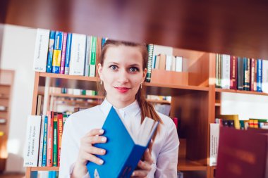 Kütüphanede kitap kızla