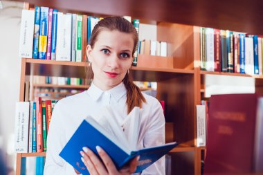 Kütüphanede kitap kızla