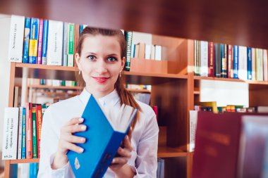 Kütüphanede kitap kızla