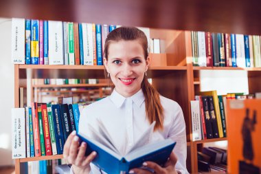 Kütüphanede kitap kızla