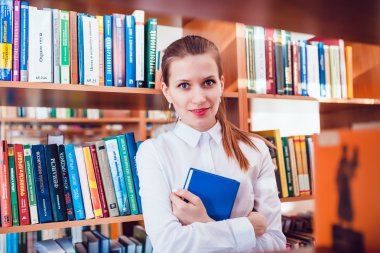 Kütüphanede kitap kızla