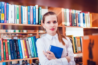 Kütüphanede kitap kızla