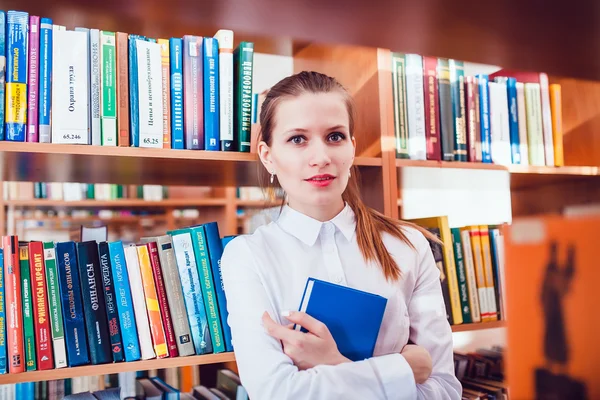 Kütüphanede kitap kızla