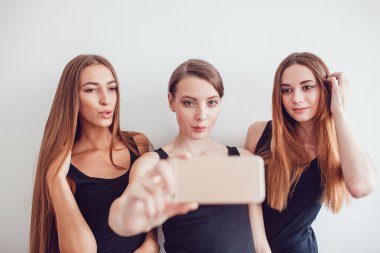 Güzel genç kızlar ile telefon Selfie fotoğraf çekme