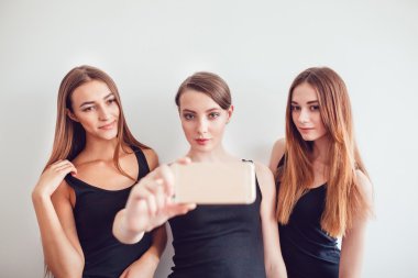 Güzel genç kızlar ile telefon Selfie fotoğraf çekme