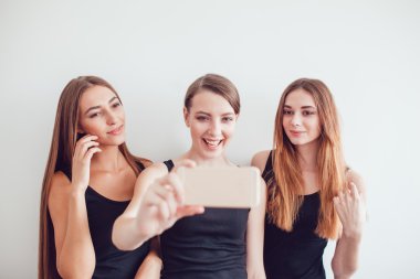 Güzel genç kızlar ile telefon Selfie fotoğraf çekme