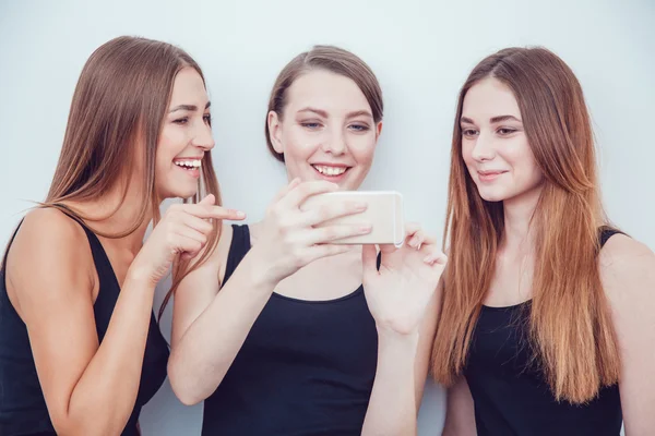 Gyönyörű fiatal lányok telefon Selfie fotózás — Stock Fotó