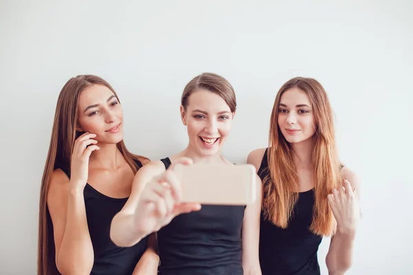 Gyönyörű fiatal lányok telefon Selfie fotózás — Stock Fotó