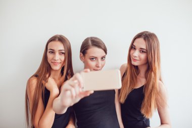 Güzel genç kızlar ile telefon Selfie fotoğraf çekme
