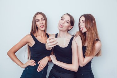 Güzel genç kızlar ile telefon Selfie fotoğraf çekme