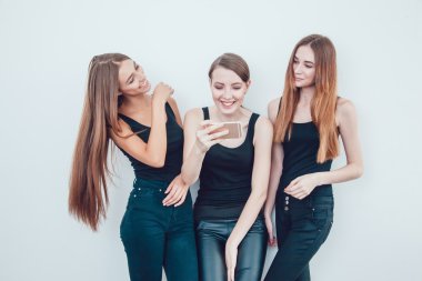 Güzel genç kızlar ile telefon Selfie fotoğraf çekme