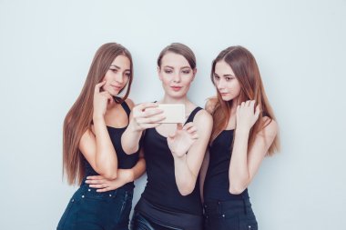 Güzel genç kızlar ile telefon Selfie fotoğraf çekme
