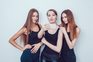 Güzel genç kızlar ile telefon Selfie fotoğraf çekme