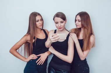 Güzel genç kızlar ile telefon Selfie fotoğraf çekme