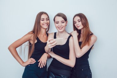 Güzel genç kızlar ile telefon Selfie fotoğraf çekme