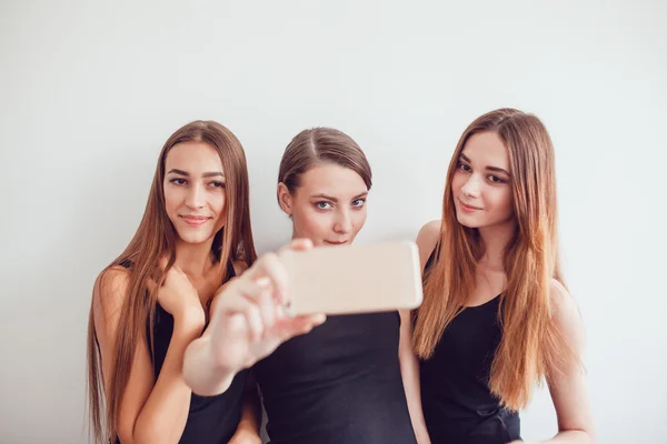 Krásné mladé dívky s Selfie foto s telefonem — Stock fotografie