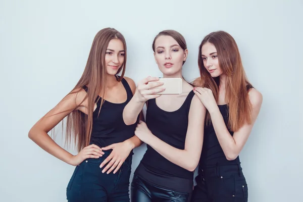 Krásné mladé dívky s Selfie foto s telefonem — Stock fotografie