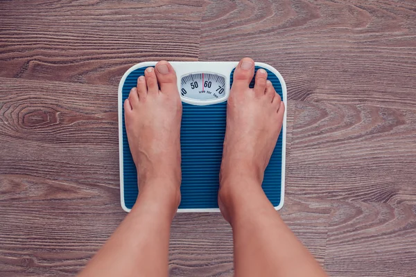 Kız onun kilo ölçekler ölçme.