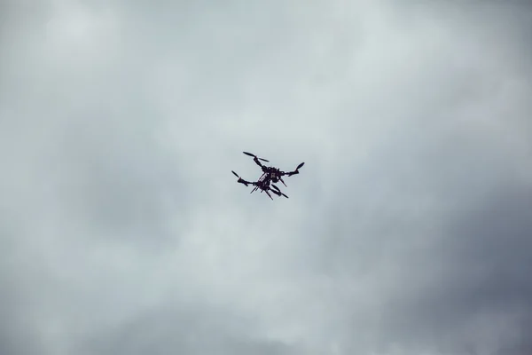Gökyüzünde uçan Quadrocopter — Stok fotoğraf