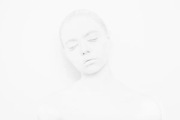 Flicka med vit färg på huden på en vit bakgrund — Stockfoto