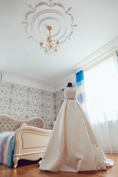 La robe de mariée attend la mariée dans la chambre à coucher . — Photo