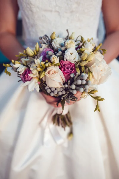 Novia con un ramo — Foto de Stock