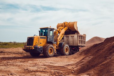 Ezilmiş taş ocağı bir kamyonetin içine Ekskavatör yükler stabilize