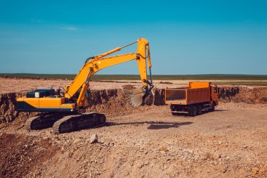 Ezilmiş taş ocağı bir kamyonetin içine Ekskavatör yükler stabilize