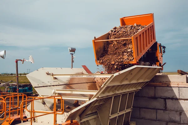 El camión descarga escombros — Foto de Stock