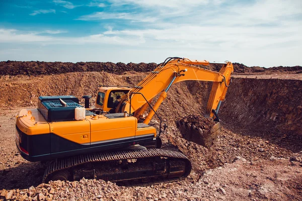 Excavator Loads Gravel into a Truck on a Crushed Stone Quarry — Stock Photo, Image