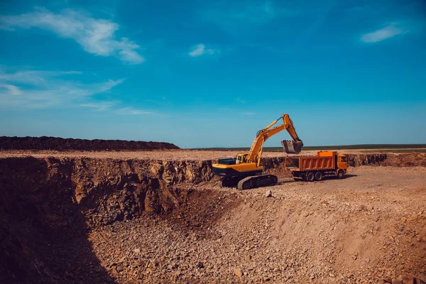 Penggali memuat Gravel ke dalam truk di atas tambang batu hancur — Stok Foto