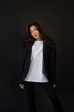 Kentsel stüdyo ortamında modern kıyafetlerle kendine güvenen bir kurucu karakteri.