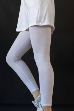 Külotlu çoraplar açıkça gösterilir, modeller bel ve siluetleri nötr olarak gösterilir.