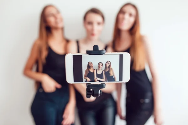 Hermosas chicas jóvenes tomando una foto con palo selfie — Foto de Stock