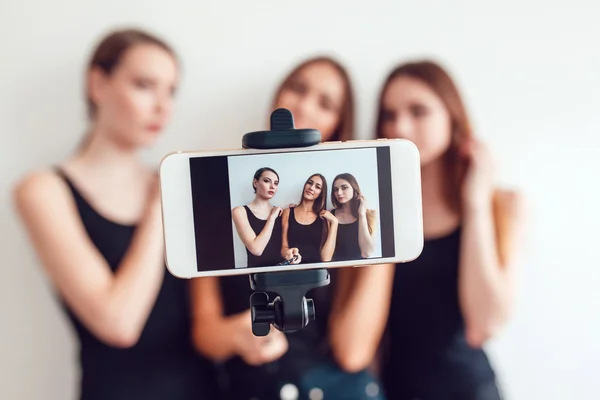 Meninas bonitas tirando uma foto com vara selfie — Fotografia de Stock