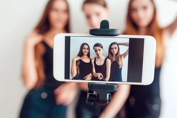 Hermosas chicas jóvenes tomando una foto con palo selfie — Foto de Stock