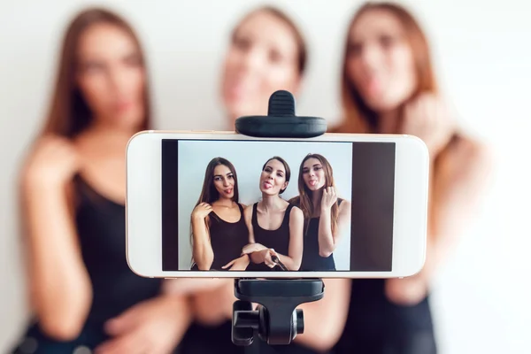 Güzel genç kızlar selfie sopa ile fotoğraf çekme