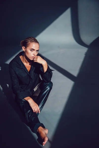 Het meisje met zich meebrengt in de studio met een zonlicht — Stockfoto