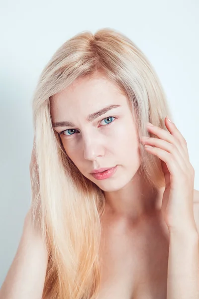 Schöne Blondine mit grünen Augen auf hellem Hintergrund. blickt sie in die Kamera. modische Haarfarbe. eine gute Maniküre. — Stockfoto