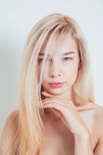 Schöne Blondine mit grünen Augen auf hellem Hintergrund. blickt sie in die Kamera. modische Haarfarbe. eine gute Maniküre. — Stockfoto