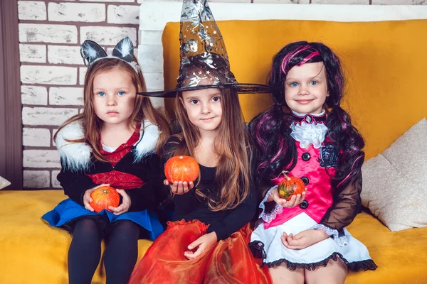 Meninas, vestidas com trajes de Halloween, mostram emoções de bruxas e vampiros . — Fotografia de Stock