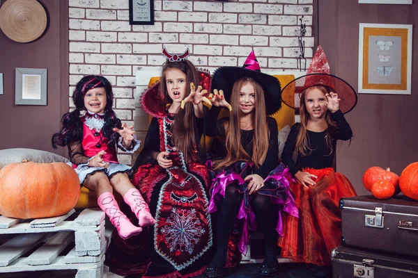 Meninas, vestidas com trajes de Halloween, mostram emoções de bruxas e vampiros . — Fotografia de Stock